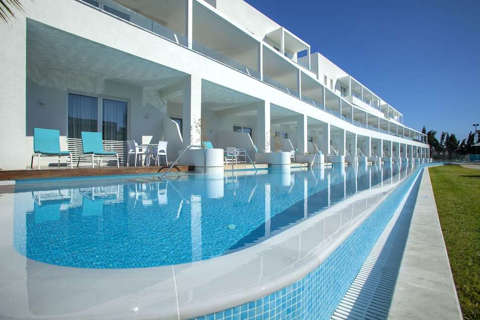 Ein Foto vom Pool im Aliathon Aegean