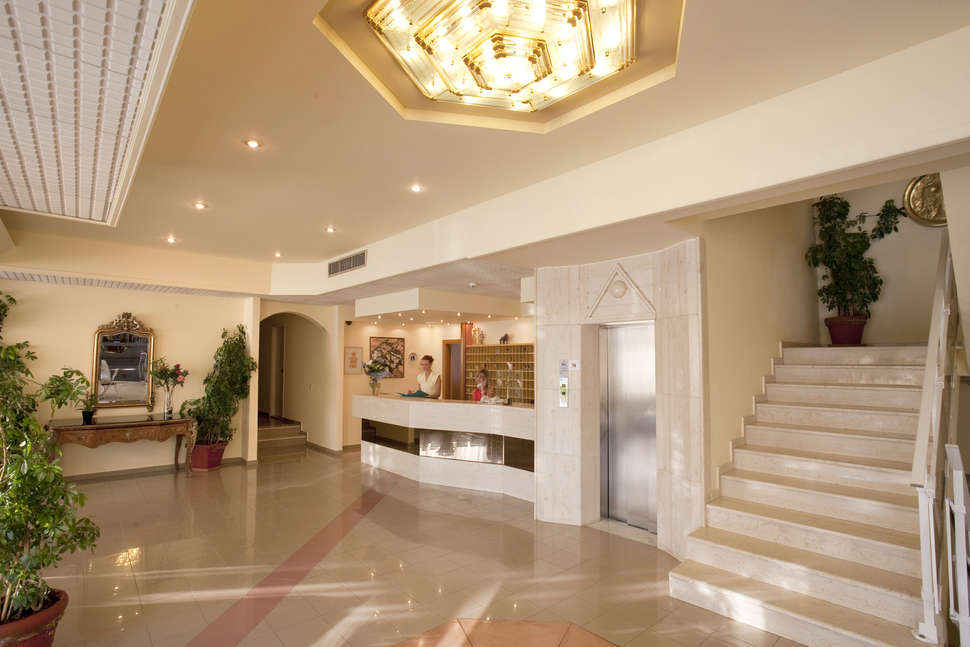 Een foto van het interieur van Golden Odyssey
