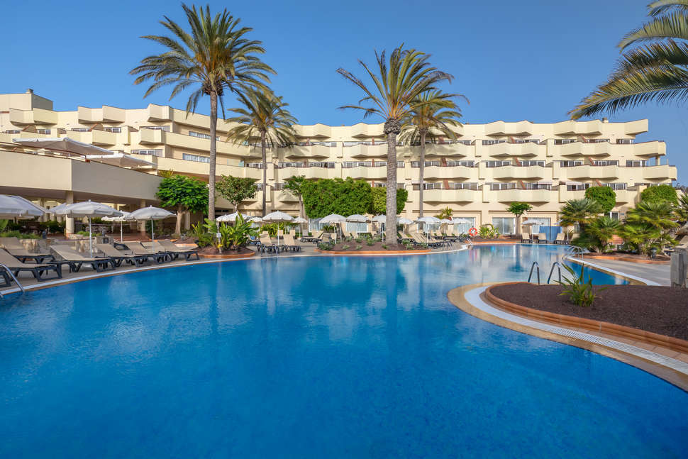Een foto van het zwembad bij Barcelo Corralejo Bay