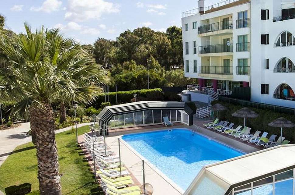 Een foto van het zwembad bij Bayside Salgados Appartementen