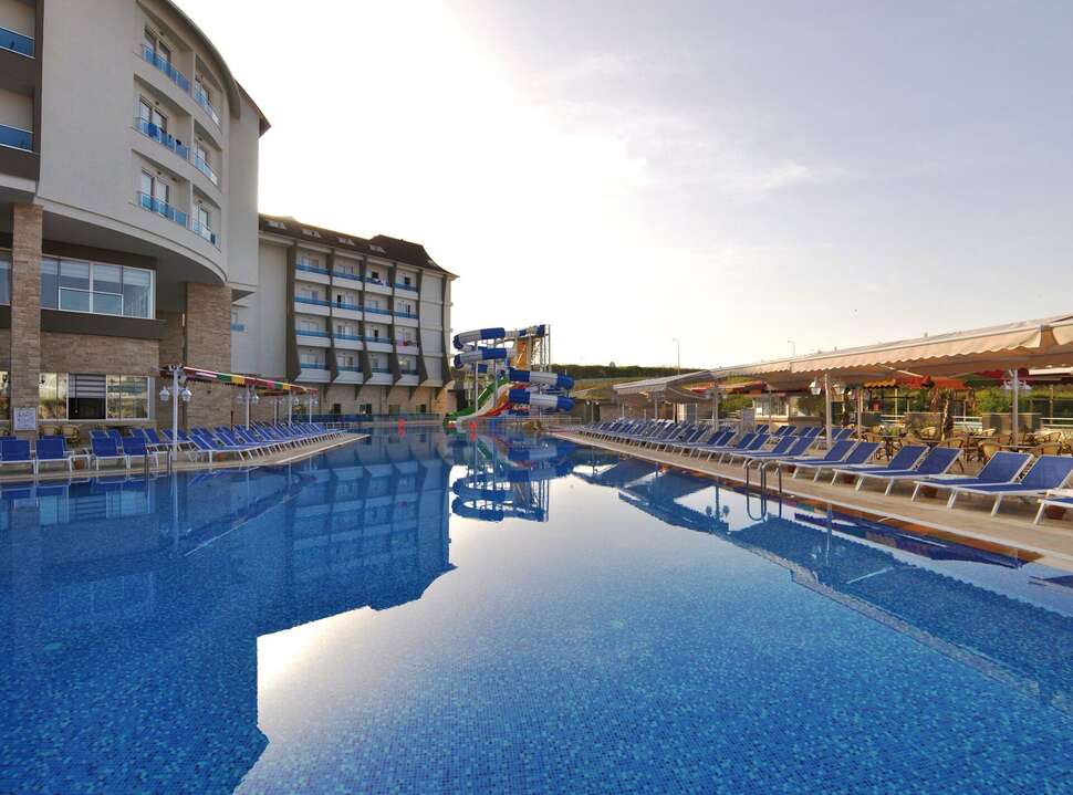 Een foto van het zwembad bij Ramada Resort By Wyndham Side