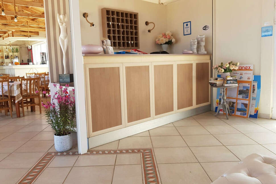 Een foto van het interieur van Kasapakis Aparthotel