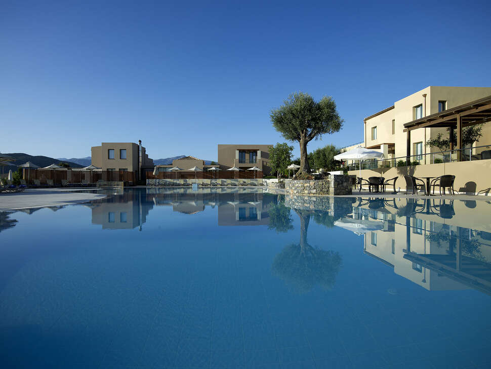 Een foto van het zwembad bij Village Heights Resort