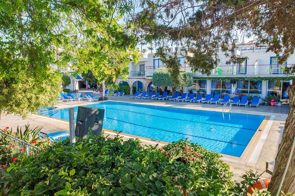 Ein Foto vom Pool im Green Bungalows Hotel & Apartments