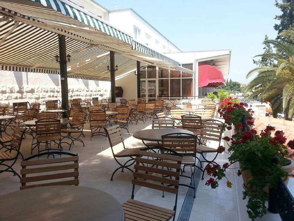 Een foto van het terras bij Hotel Val