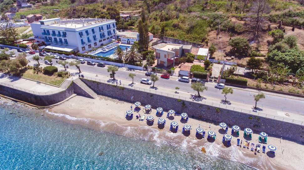 Ein Foto vom Pool im Hotel Tourist Cefalu