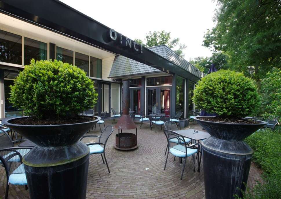 Een foto van het terras bij Fletcher Hotel Restaurant Sparrenhorst Veluwe