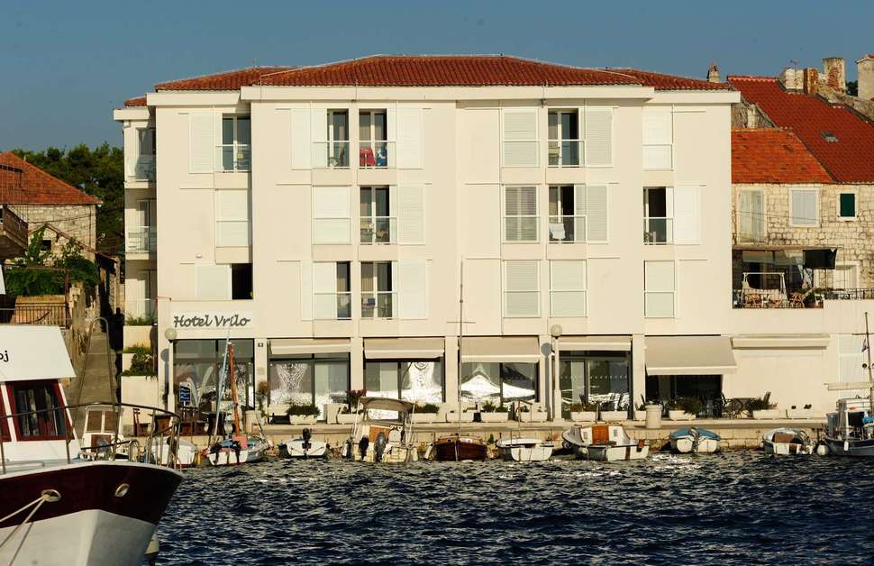 Een foto van de buitenkant van Hotel Vrilo