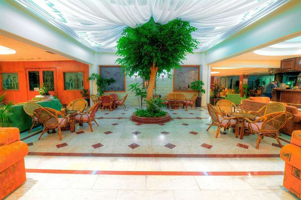 Een foto van het interieur van Avlida Hotel