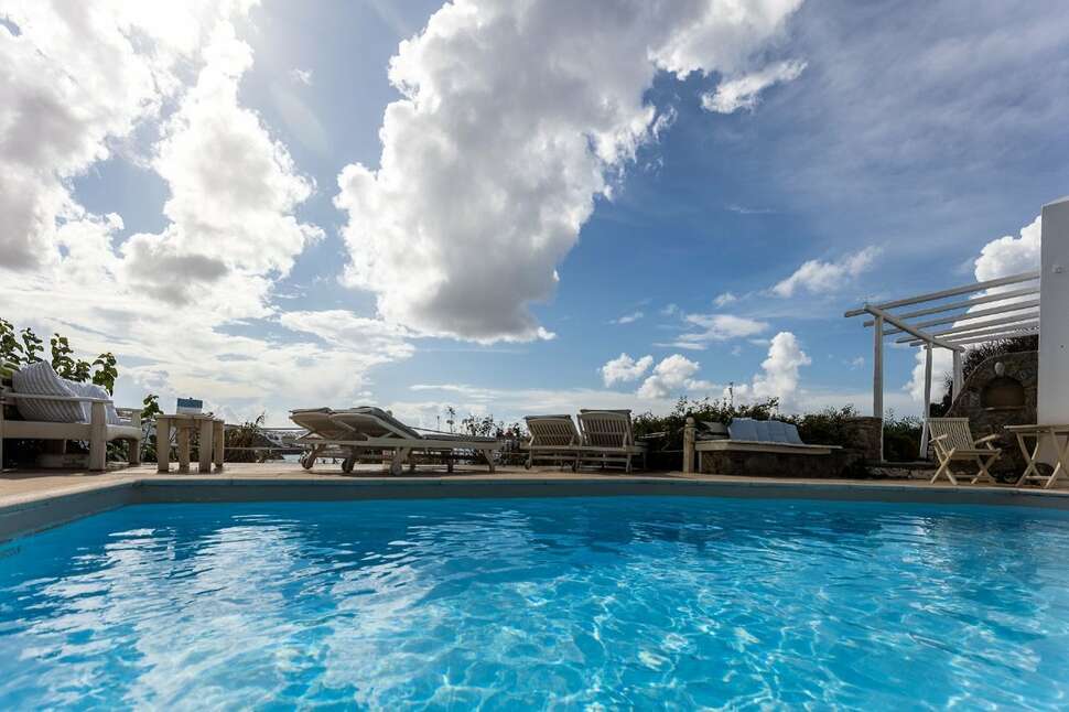 Een foto van het zwembad bij Rhenia Hotel