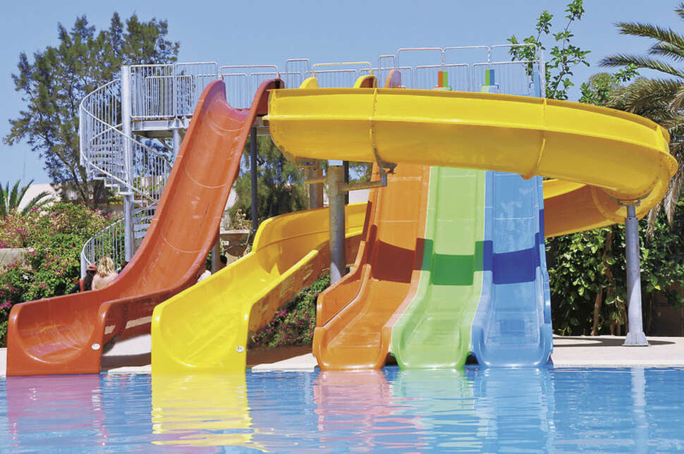 Een foto van het zwembad bij Riviera Resort