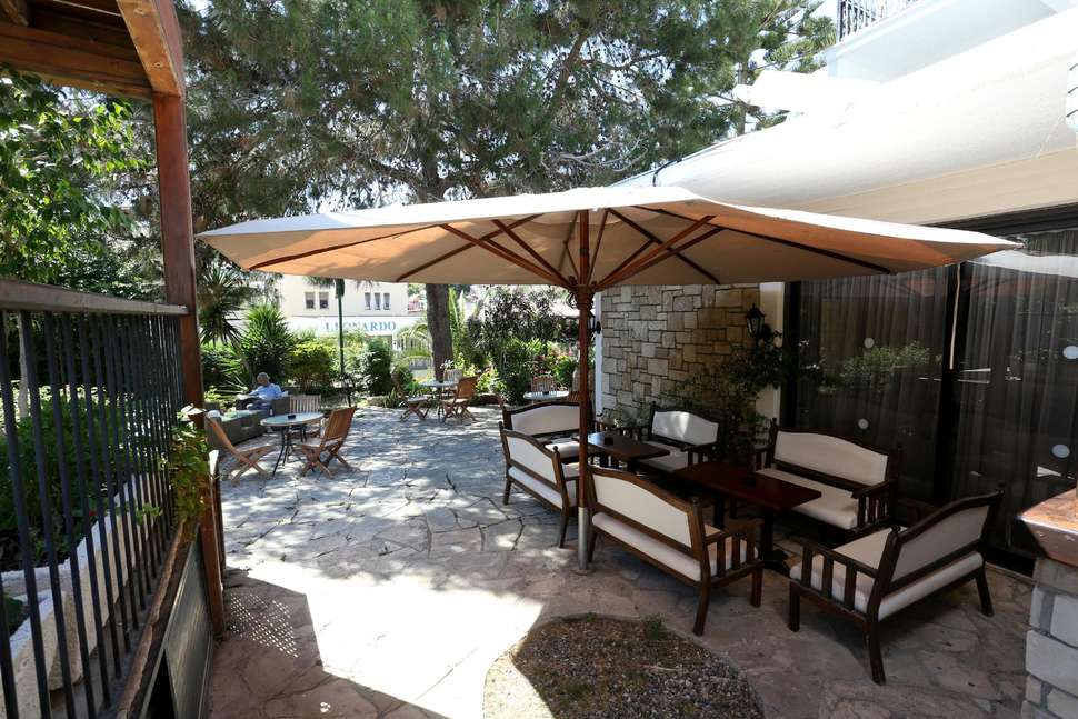 Een foto van het terras bij Dionysos Central Hotel