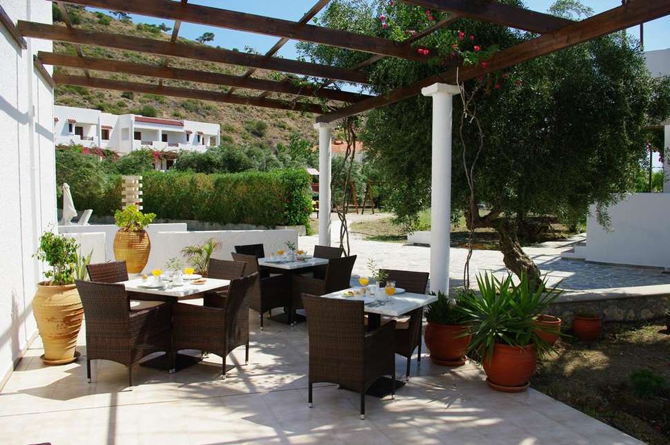 Een foto van het terras bij Astron Hotel Karpathos