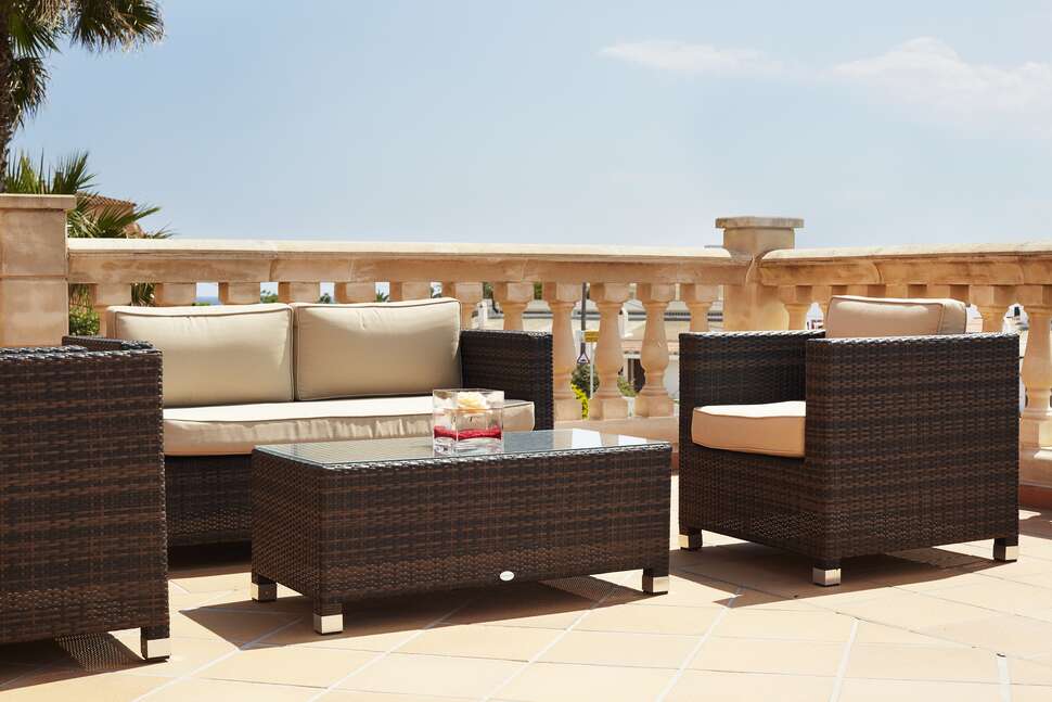 Een foto van het terras bij Grupotel Macarella Suites & Spa