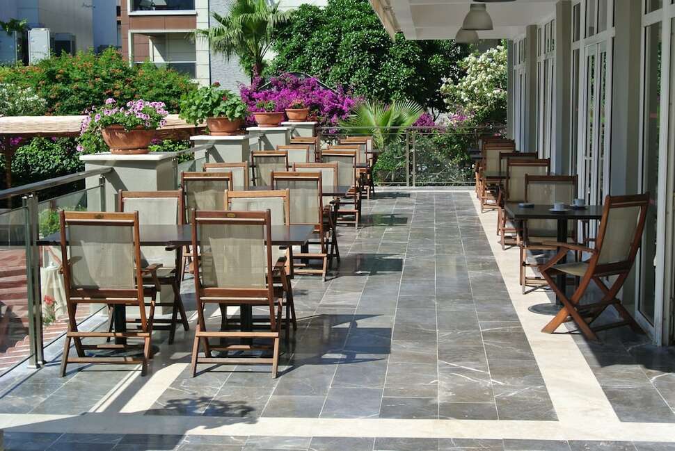 Een foto van het terras bij Begonville Hotel