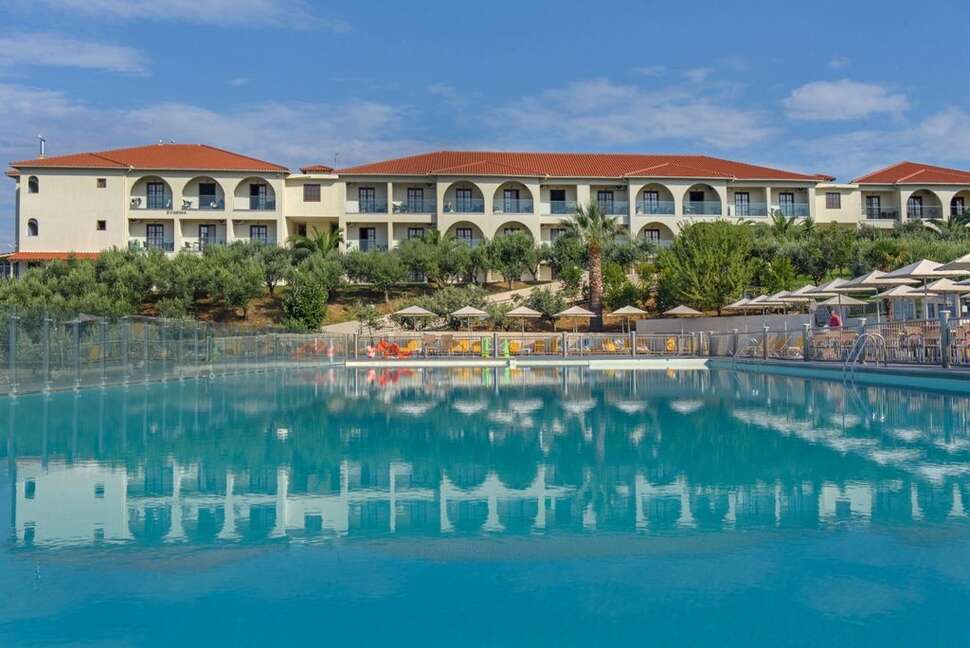 Een foto van het zwembad bij Akrathos Beach Hotel