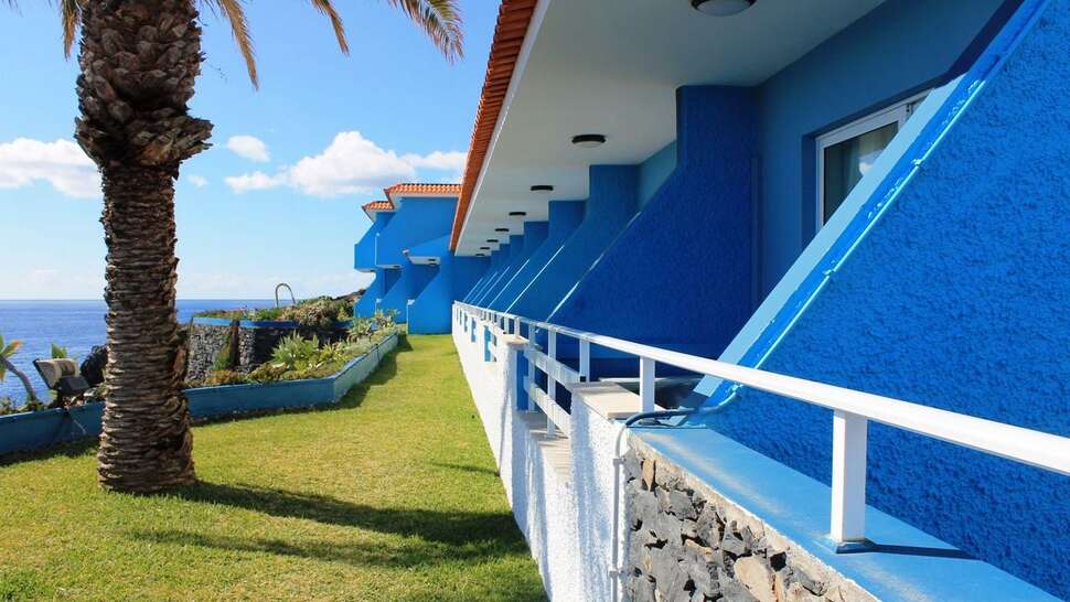 Een foto van de buitenkant van Hotel Roca Mar