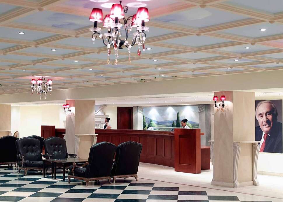 Een foto van het interieur van Roda Beach Resort & Spa