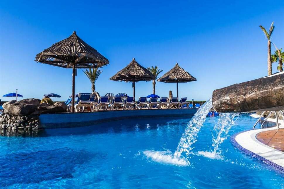 Een foto van het zwembad bij BlueBay Beach Club