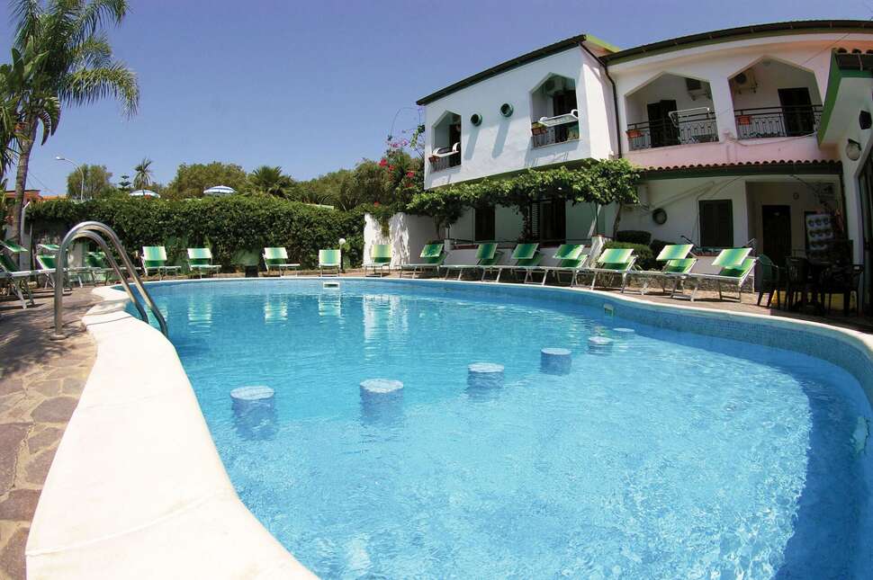 Ein Foto vom Pool im Hotel Marinella