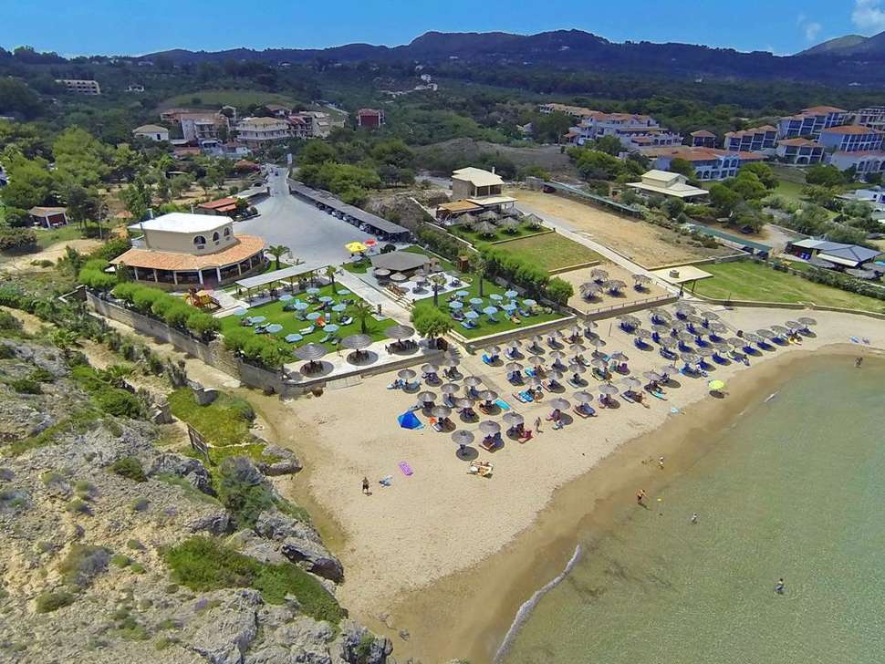 Een foto van het strand bij Plaka Beach Resort