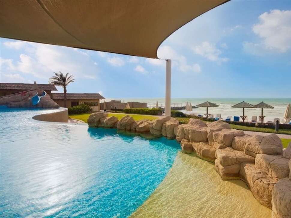 Een foto van het zwembad bij Coral Beach Resort Sharjah
