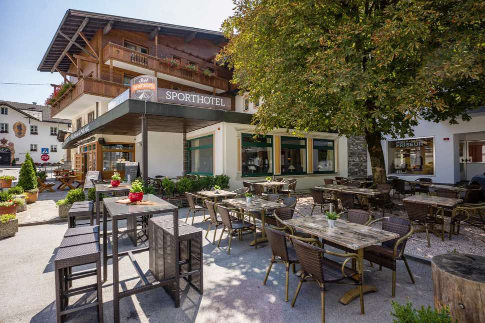 Een foto van het terras bij Scol Hotel Zillertal