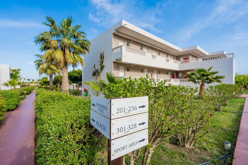 Een foto van de buitenkant van Lardos Bay Hotel