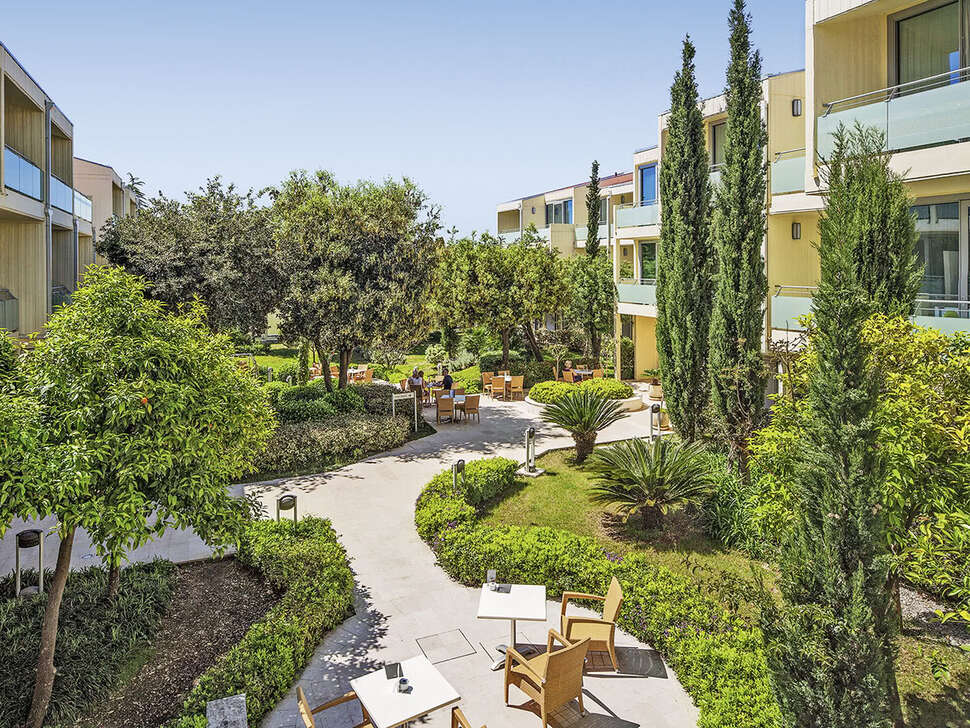 Een foto van het terras bij Valamar Argosy Hotel