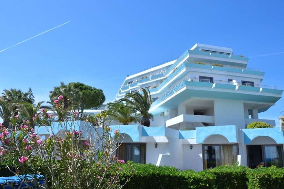 Een foto van de buitenkant van Blue Horizon Resort Hotel