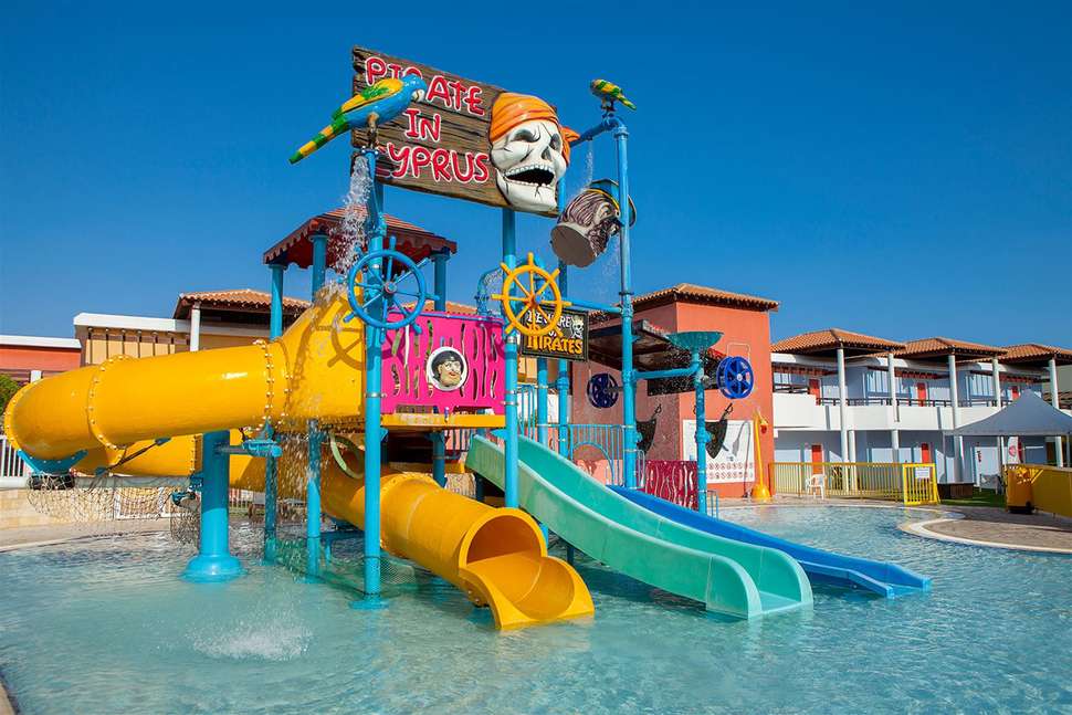 Een foto van het zwembad bij TUI Blue Atlantica Aeneas Resort