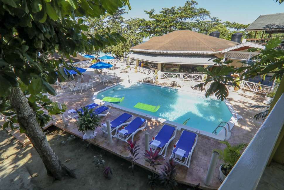 Een foto van het zwembad bij Merril's Beach Resort II