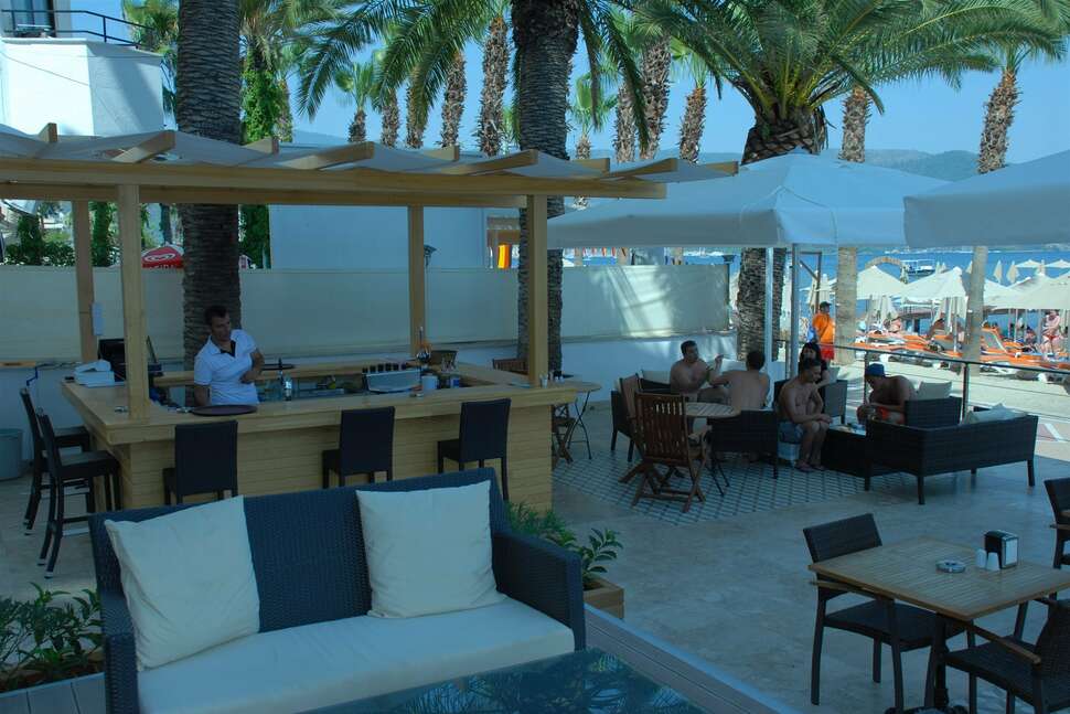 Een foto van het terras bij Begonville Beach Hotel