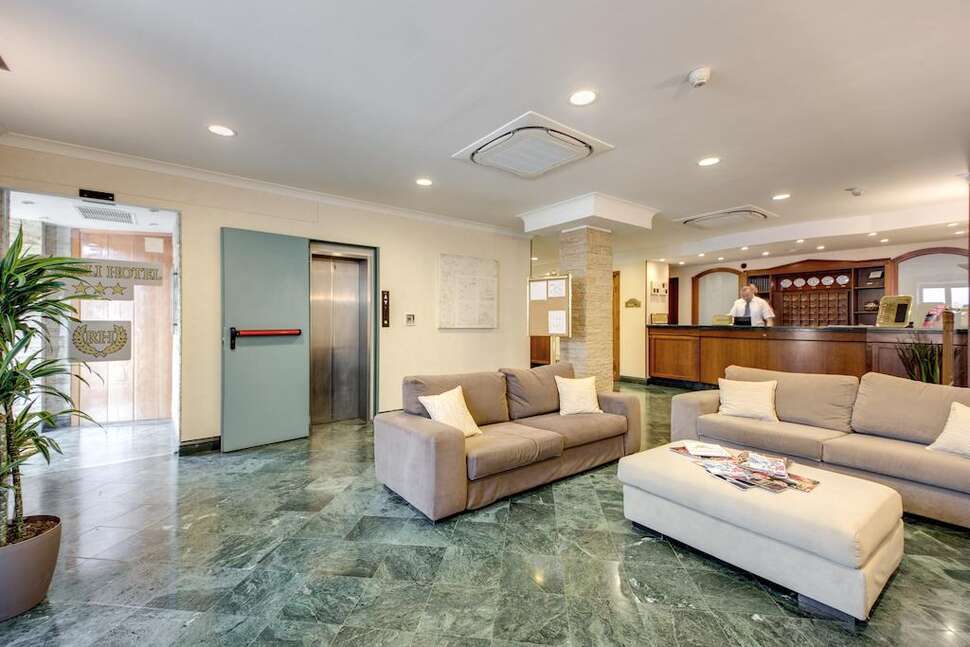 Een foto van het interieur van Romoli Hotel