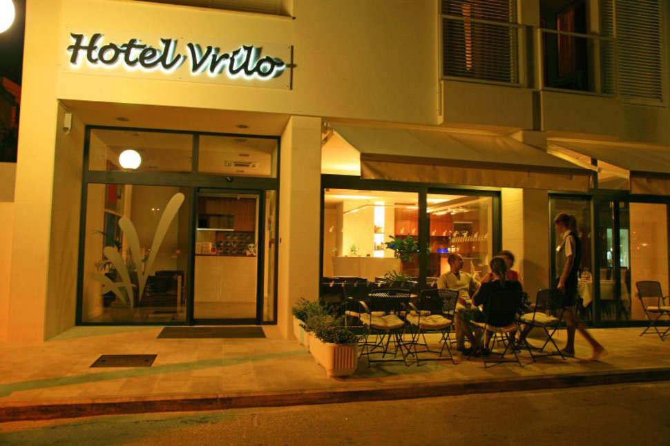 Een foto van de buitenkant van Hotel Vrilo