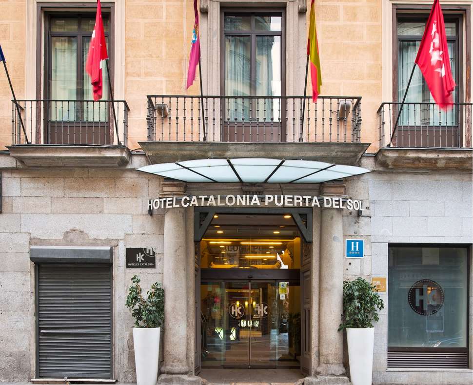 Ein Foto von der Außenansicht des Catalonia Puerta del Sol