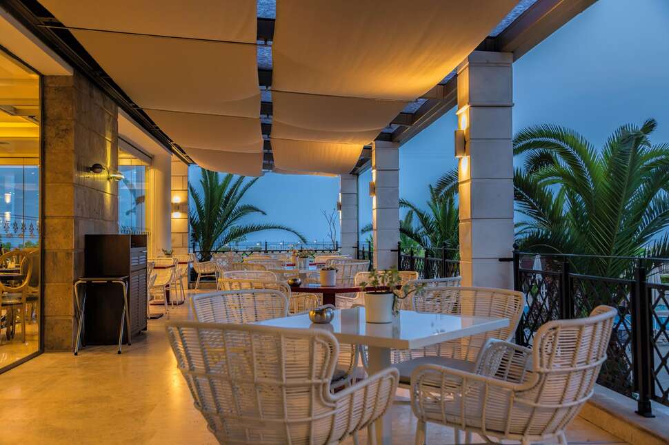 Een foto van het terras bij Hotel Mediterranean Princess