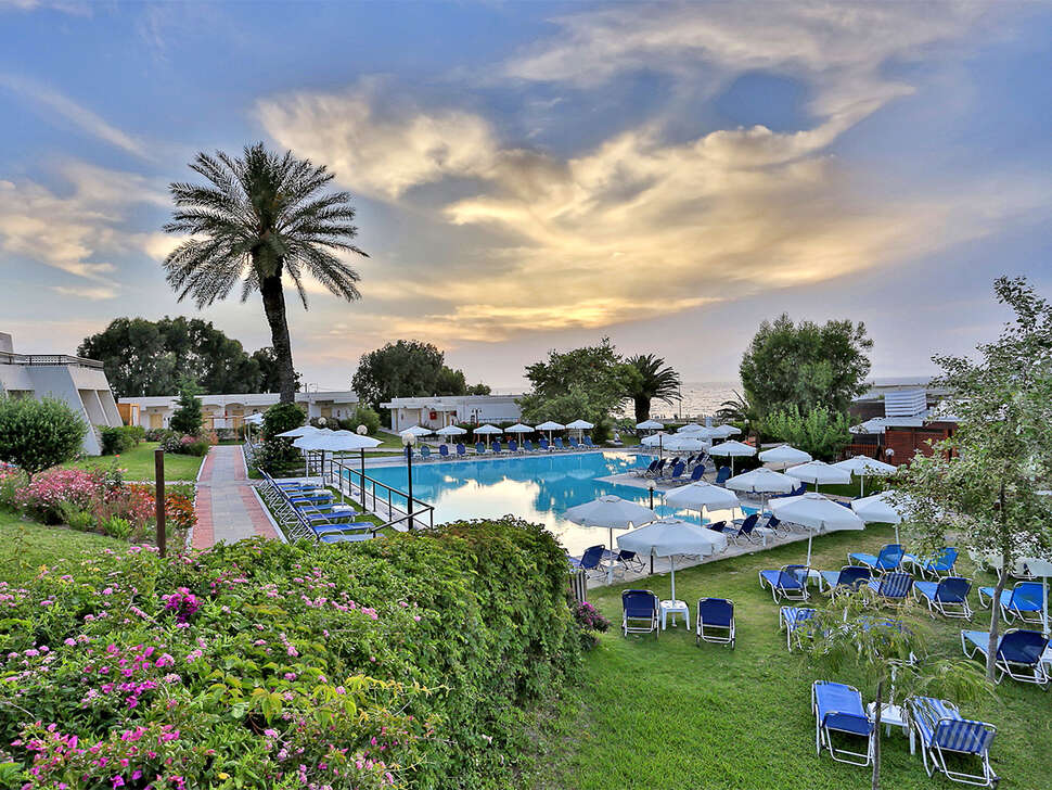 Een foto van het zwembad bij Sol Cosmopolitan Rhodes