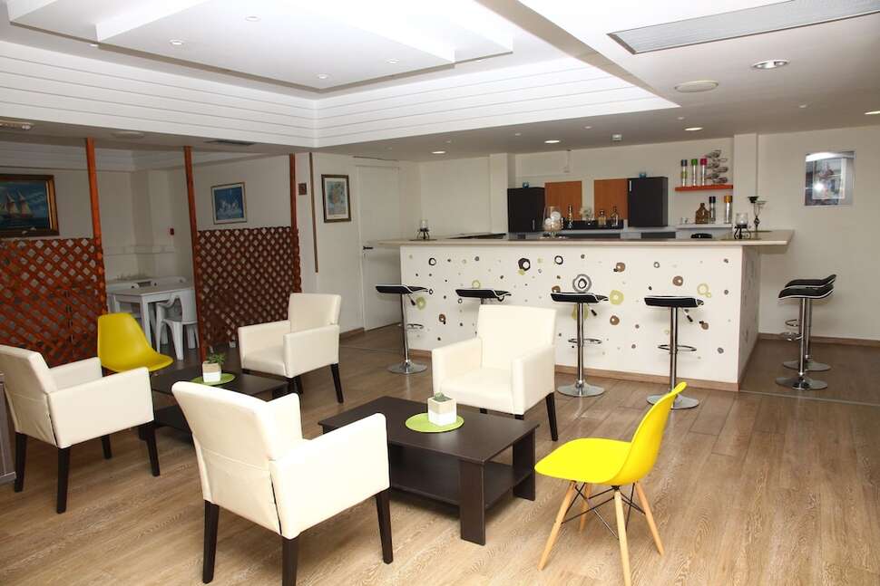Een foto van het interieur van Triton Hotel