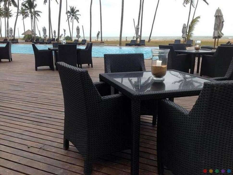 Een foto van het terras bij Suriya Luxury Resort