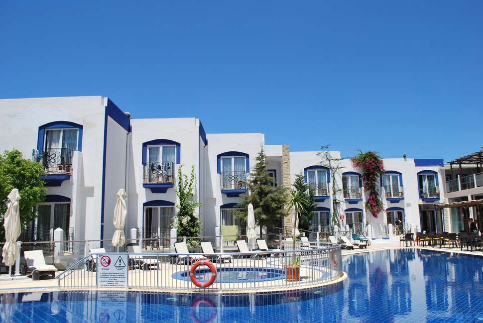 Ein Foto vom Pool im Serpina Hotel