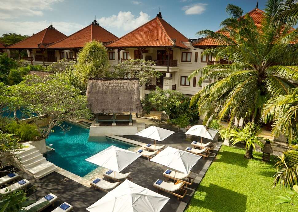 Ein Foto vom Pool im Puri Santrian