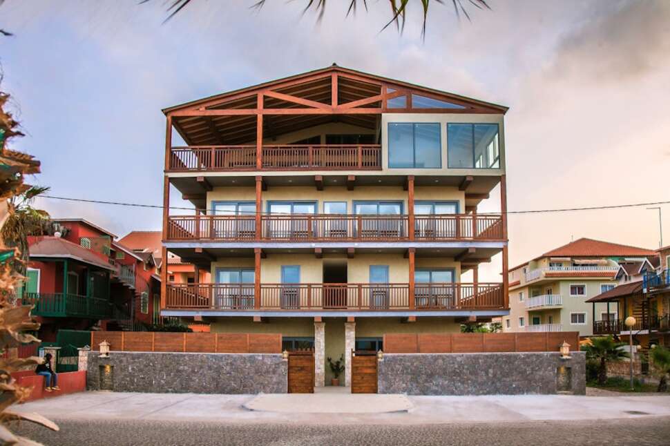 Een foto van de buitenkant van Angulo House