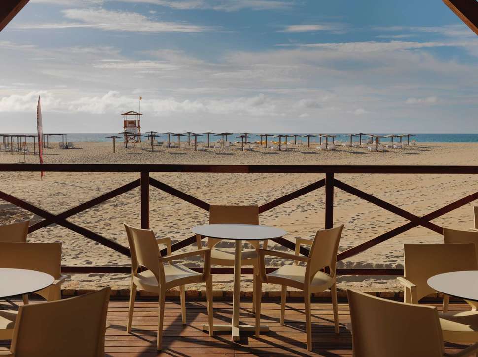 Een foto van het terras bij VOI Praia De Chaves Resort
