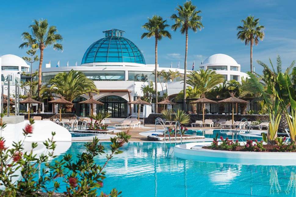 Een foto van het zwembad bij Elba Lanzarote Premium Suites