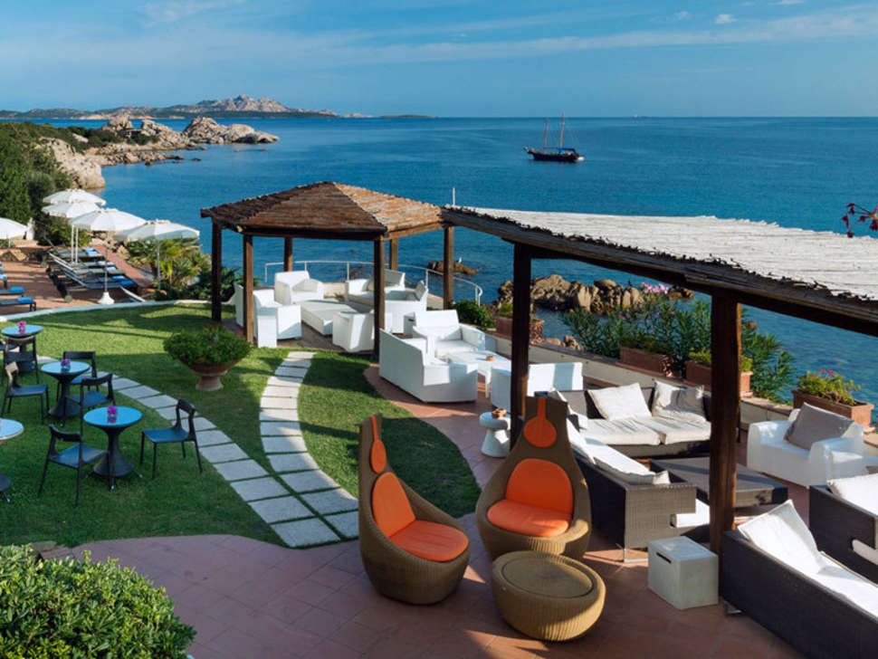 Een foto van het terras bij Club Hotel Baja Sardinia