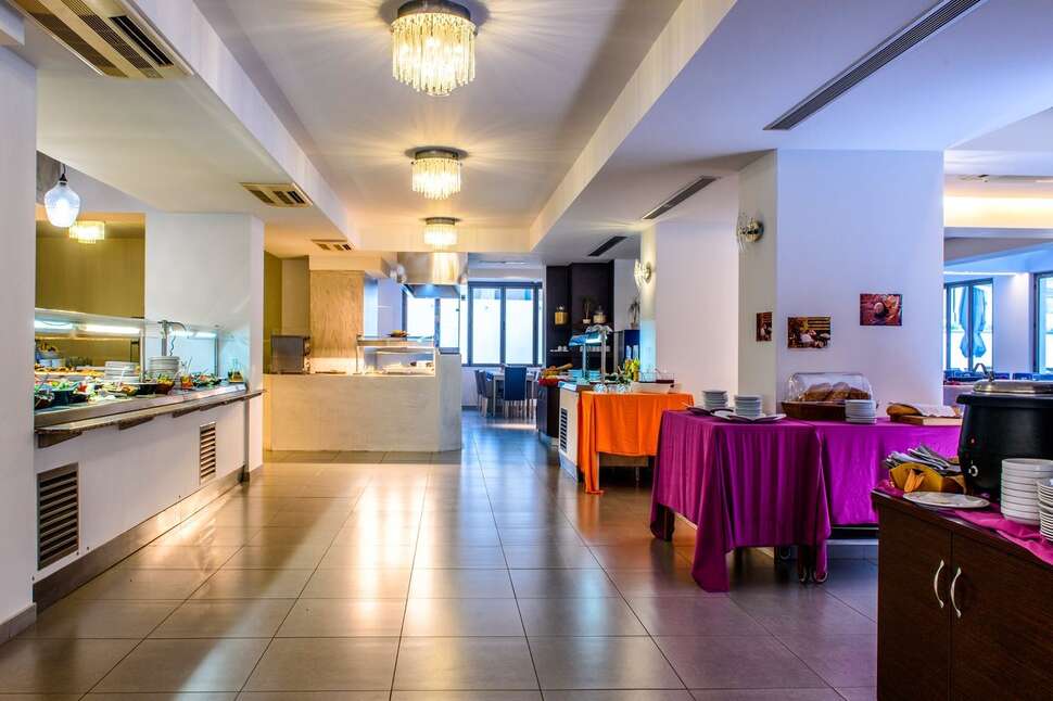 Een foto van het interieur van Lagomandra Beach Hotel & Suites