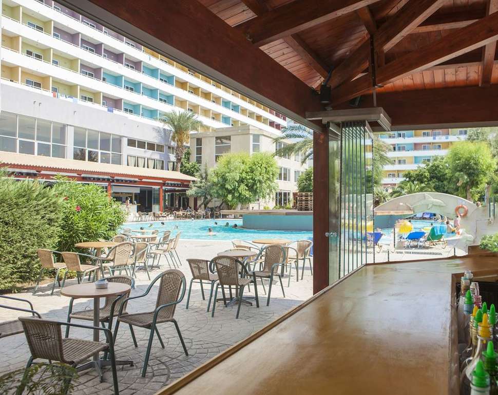 Ein Foto von der Terrasse im Esperides Beach Family Resort