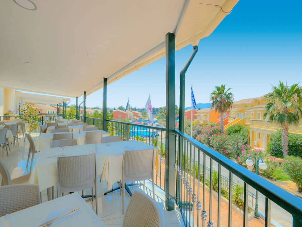 Een foto van het terras bij Aqualand Resort