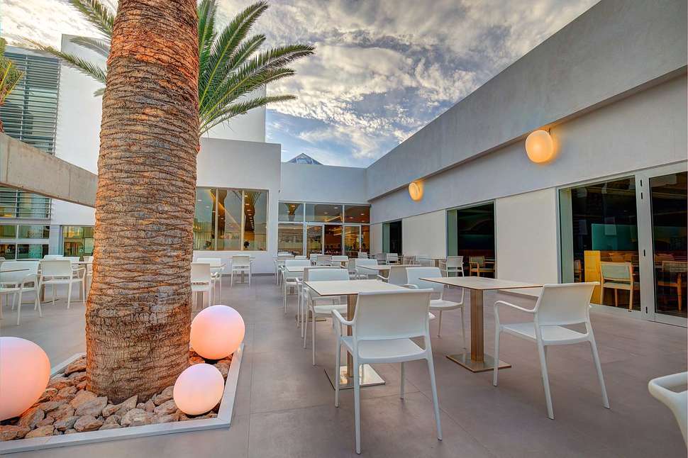 Een foto van het terras bij SBH Hotel Monica Beach Resort